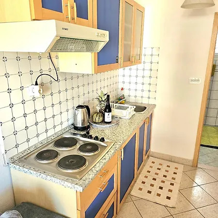 Green Garden Apartment *