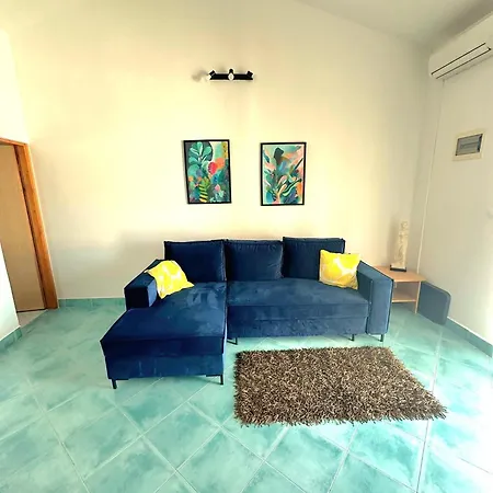 Green Garden Apartment *