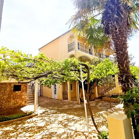 Green Garden Apartment
